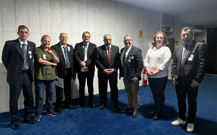  Com o senador Paim, Rosseto e representantes dos Servidores conversam sobre assuntos de interesse da categoria