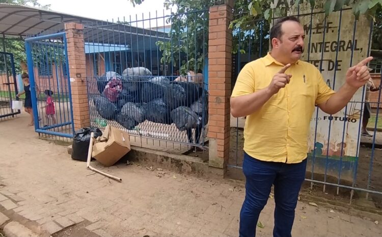  Na EMEF Leonel de Moura Brizola, no Sítio dos Açudes, lixo acumulado, esgoto a céu aberto e falta de acessibilidade